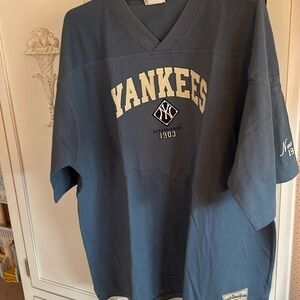 New York Yankees XL T-Shirt.
